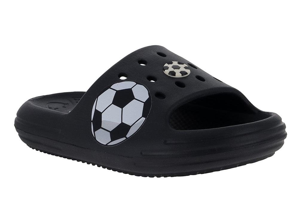 Sandalia slide color negro con estampado de balón de fútbol blanco y negro en la banda superior.