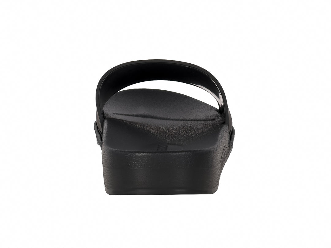 Sandalia deslizante Guess de color negro con logotipo en relieve de color rojo sobre la banda superior.