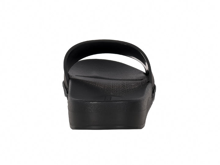 Sandalia deslizante Guess de color negro con logotipo en relieve de color rojo sobre la banda superior.