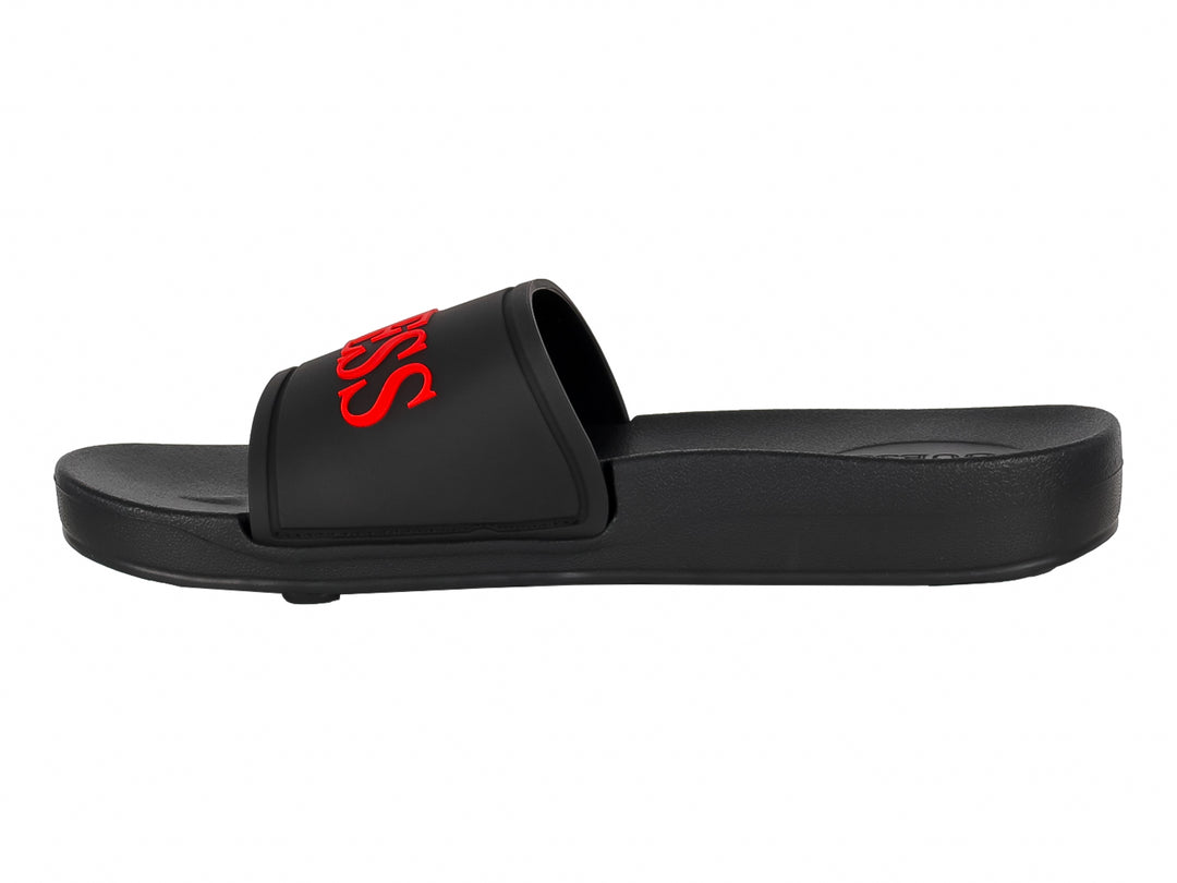 Sandalia deslizante Guess de color negro con logotipo en relieve de color rojo sobre la banda superior.