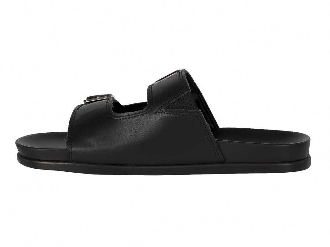 Sandalias Guess color negro con dos correas y hebillas metálicas.