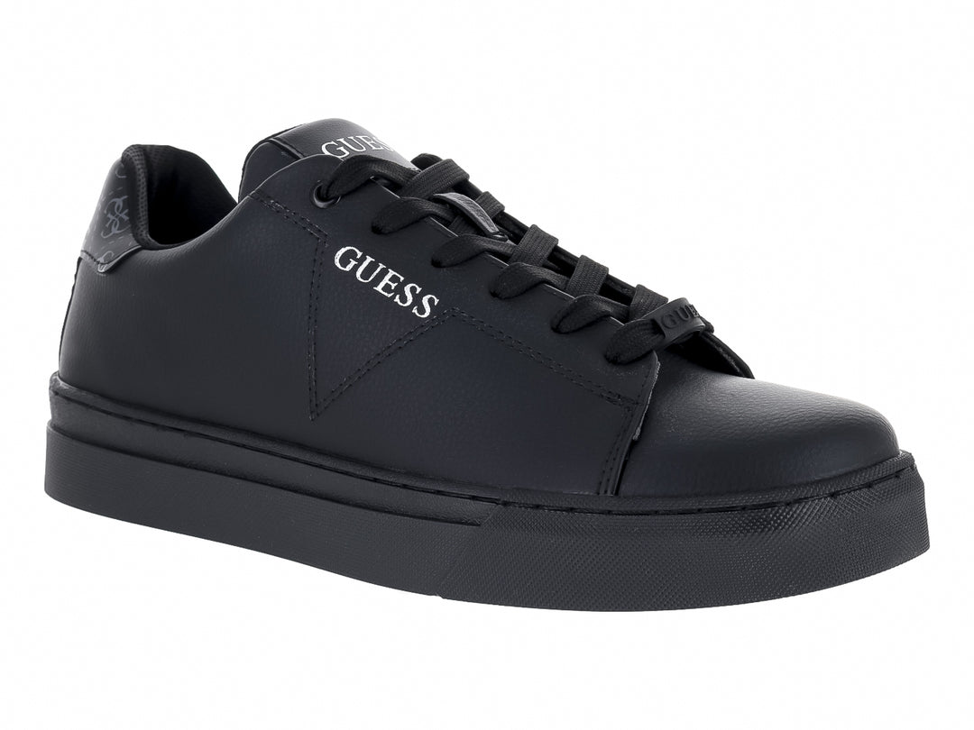 Tenis Guess color negro con logotipo blanco lateral y suela plana.
