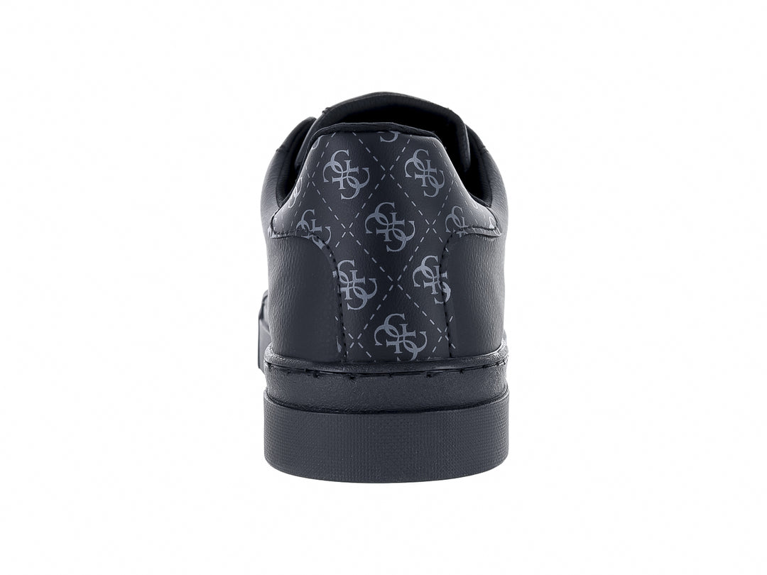 Tenis Guess color negro con logotipo blanco lateral y suela plana.