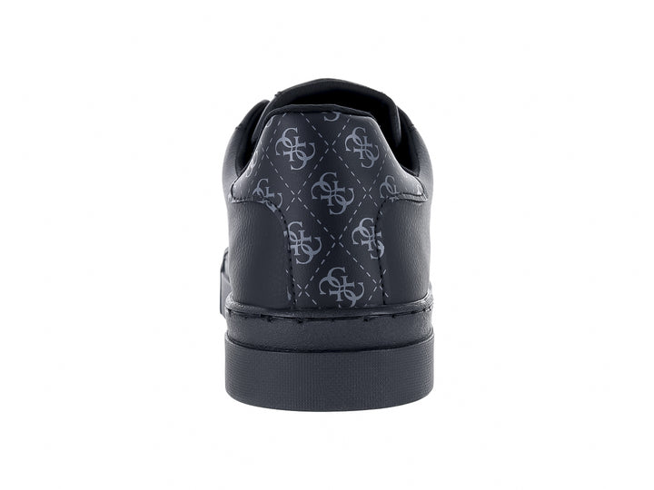 Tenis Guess color negro con logotipo blanco lateral y suela plana.