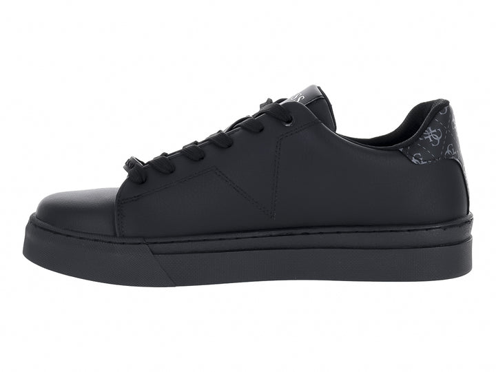 Tenis Guess color negro con logotipo blanco lateral y suela plana.