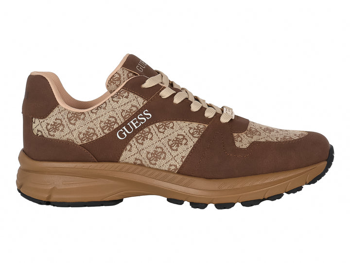 Tenis Guess color marrón con estampado de monograma y suela robusta.