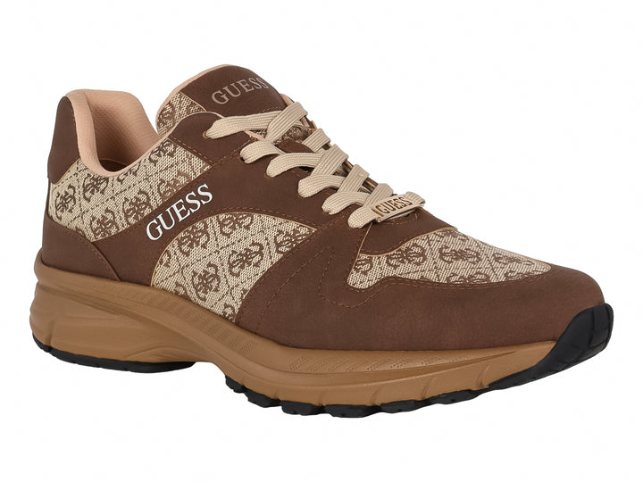 Tenis Guess color marrón con estampado de monograma y suela robusta.