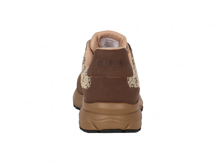Tenis Guess color marrón con estampado de monograma y suela robusta.