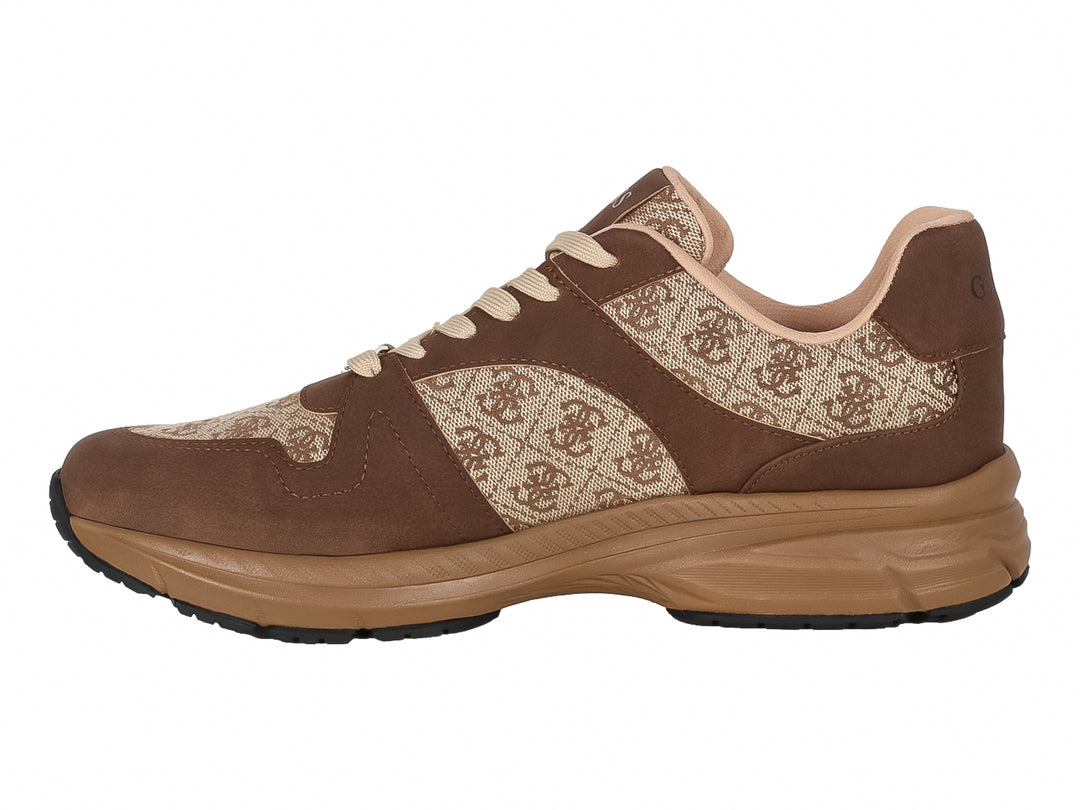 Tenis Guess color marrón con estampado de monograma y suela robusta.