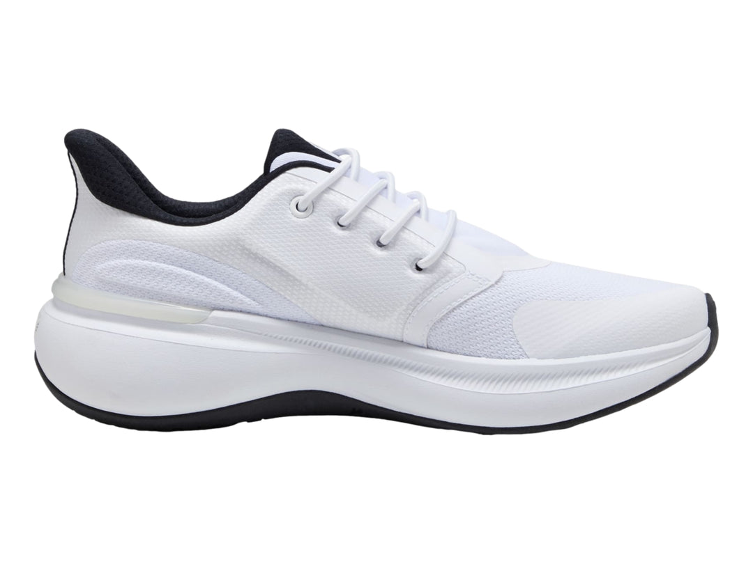 Tenis deportivos PUMA color blanco con detalles y suela en color negro.