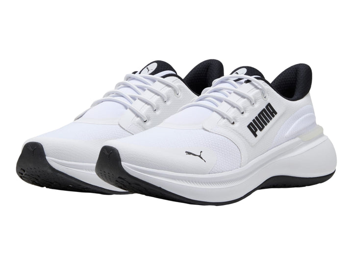 Tenis deportivos PUMA color blanco con detalles y suela en color negro.