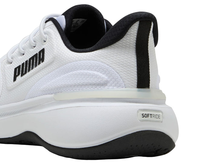 Tenis deportivos PUMA color blanco con detalles y suela en color negro.