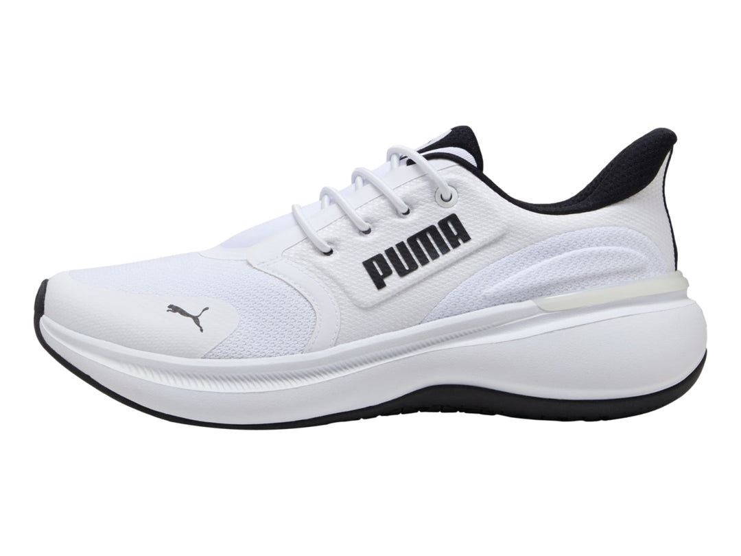 Tenis deportivos PUMA color blanco con detalles y suela en color negro.