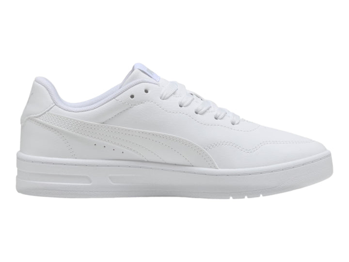 Tenis PUMA blancos de corte bajo con suela plana y cordones, vista lateral.