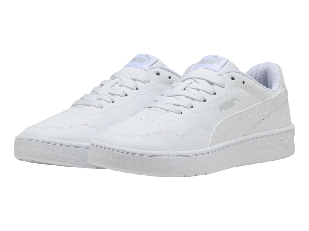 Tenis PUMA blancos de corte bajo con suela plana y cordones, vista lateral.