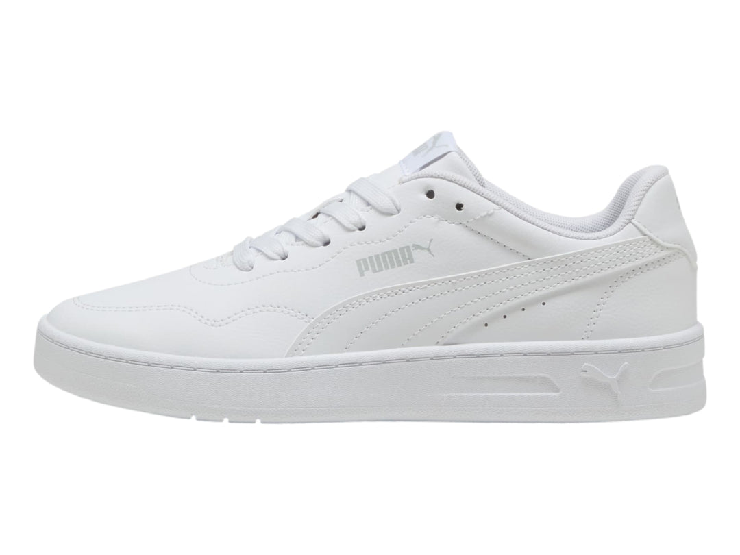 Tenis PUMA blancos de corte bajo con suela plana y cordones, vista lateral.