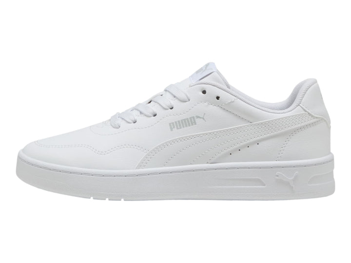 Tenis PUMA blancos de corte bajo con suela plana y cordones, vista lateral.