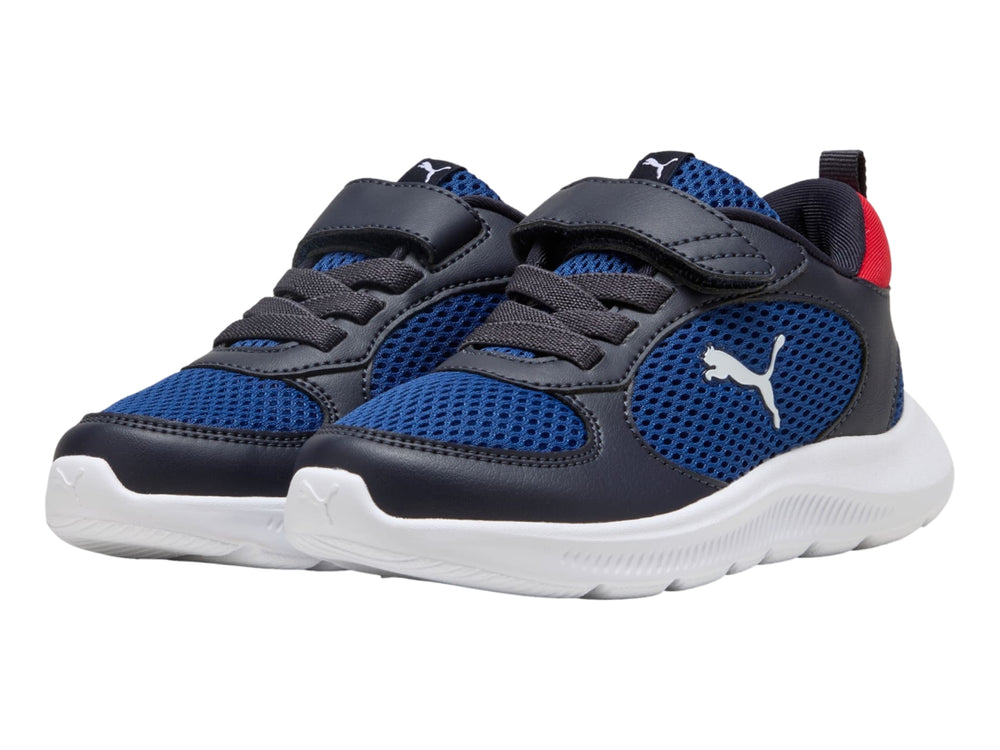 Tenis deportivos PUMA infantiles en azul marino y azul real con suela blanca y detalle rojo en el talón.