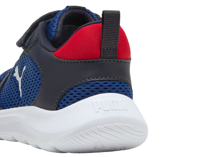 Tenis deportivos PUMA infantiles en azul marino y azul real con suela blanca y detalle rojo en el talón.