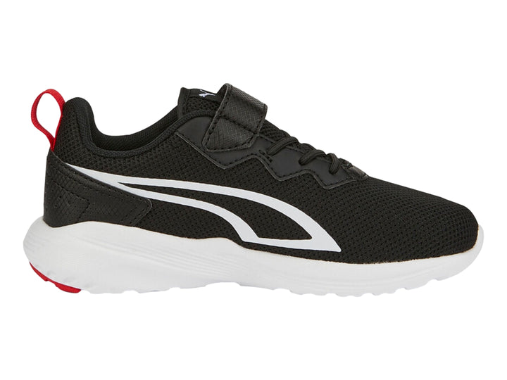 Tenis deportivos PUMA negros con suela blanca y tirador rojo en el talón.