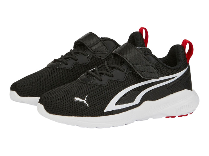 Tenis deportivos PUMA negros con suela blanca y tirador rojo en el talón.