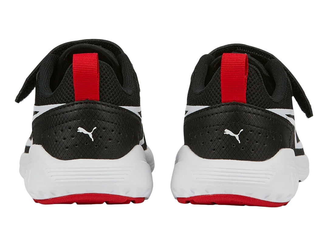 Tenis deportivos PUMA negros con suela blanca y tirador rojo en el talón.