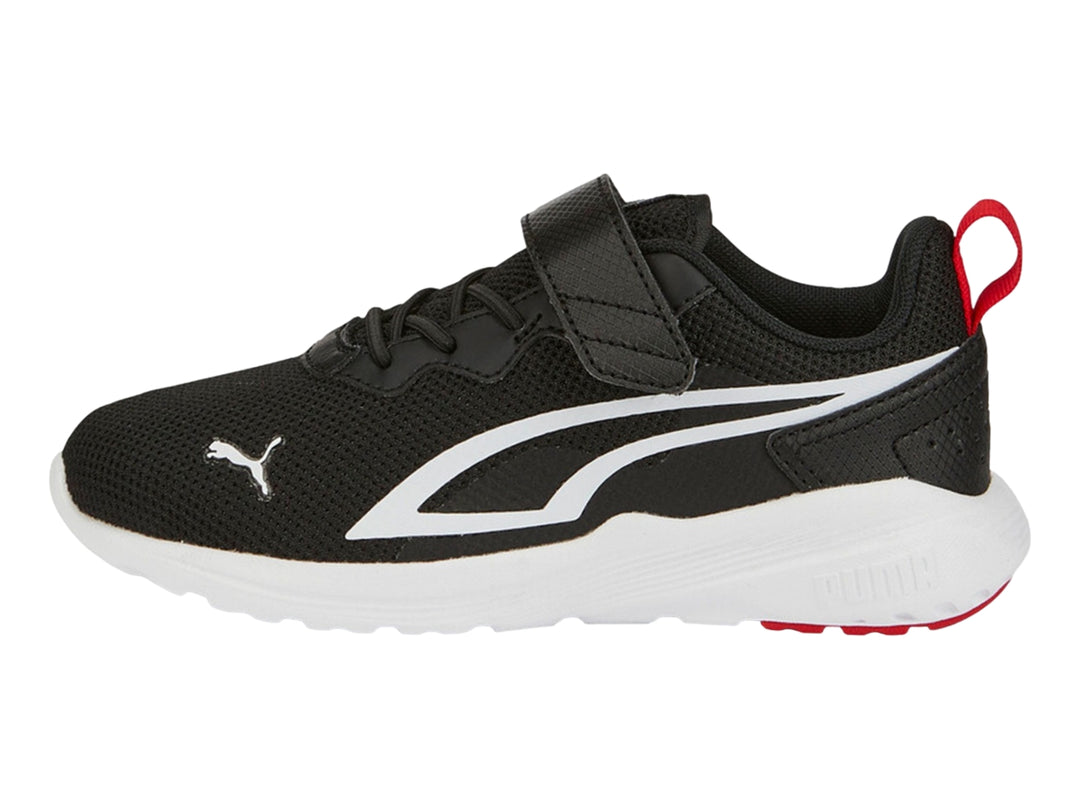 Tenis deportivos PUMA negros con suela blanca y tirador rojo en el talón.