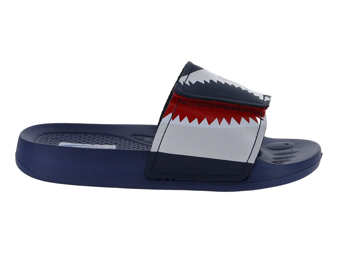 Sandalia slide color marino con diseño de boca de tiburón en blanco y rojo en la correa.