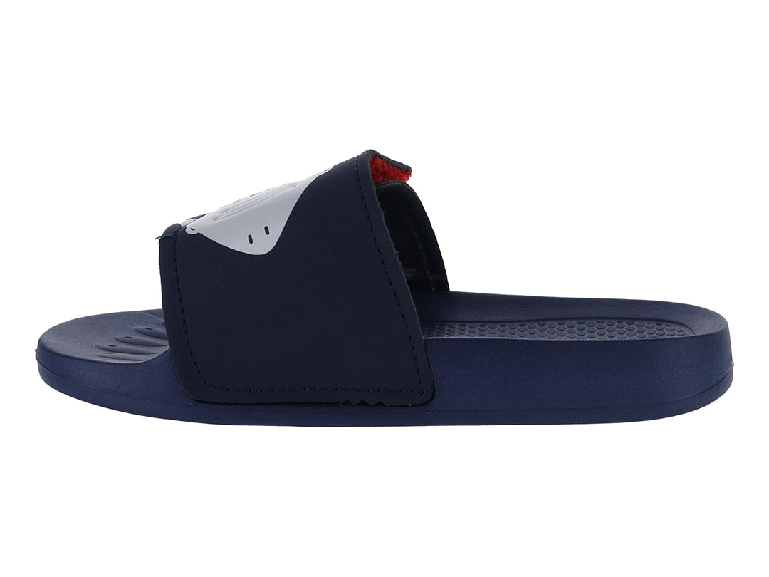 Sandalia slide color marino con diseño de boca de tiburón en blanco y rojo en la correa.