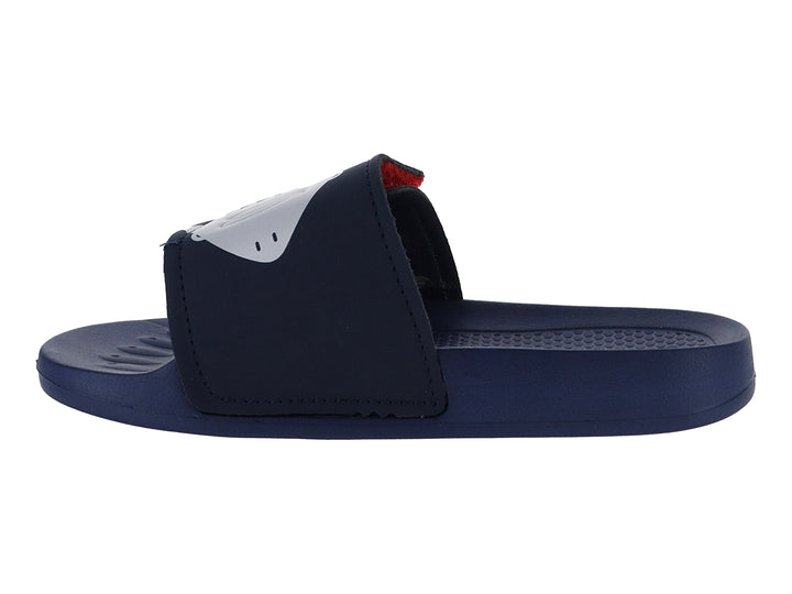 Sandalia slide color marino con diseño de boca de tiburón en blanco y rojo en la correa.
