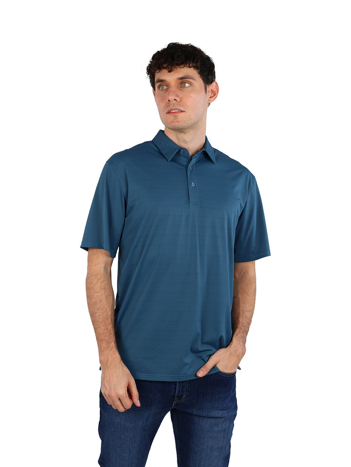 Hombre vistiendo una playera polo de color teal con cuello y manga corta.
