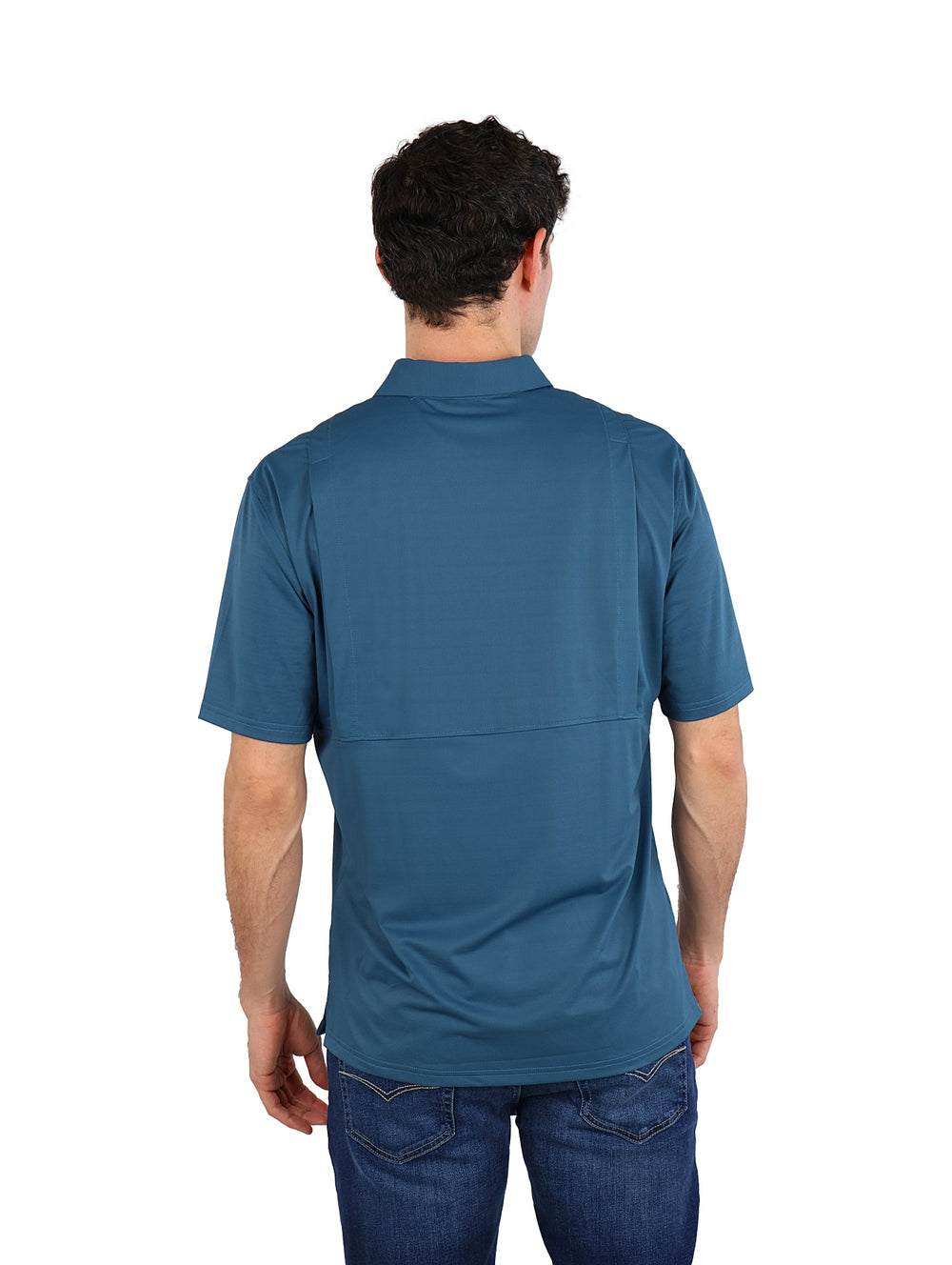 Hombre vistiendo una playera polo de color teal con cuello y manga corta.