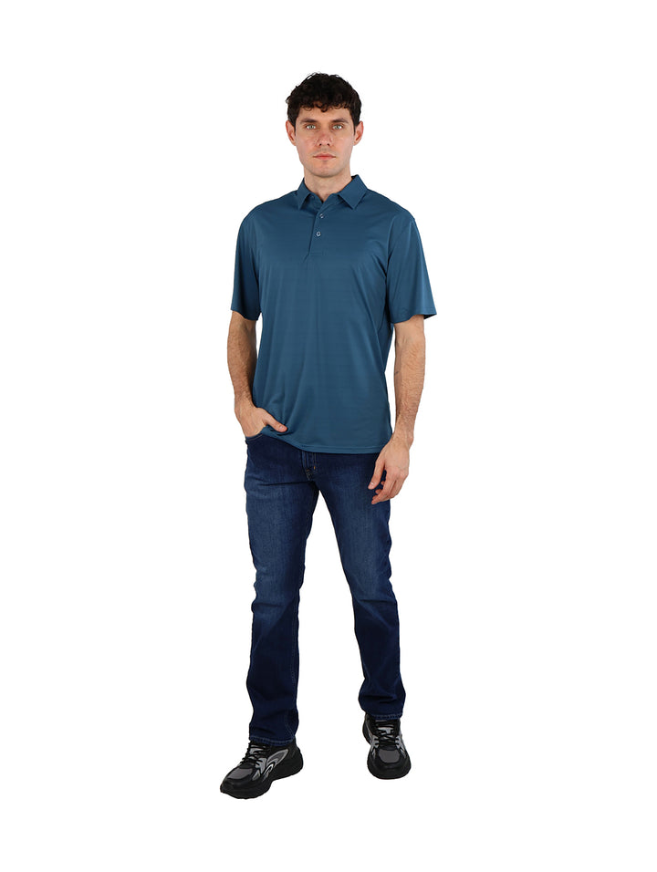 Hombre vistiendo una playera polo de color teal con cuello y manga corta.