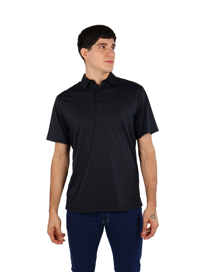 Hombre vistiendo una playera polo de color azul marino con cuello y botones.