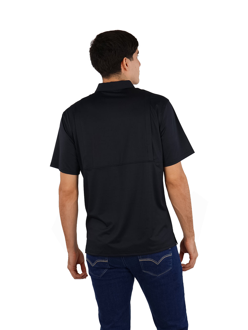 Hombre vistiendo una playera polo de color azul marino con cuello y botones.