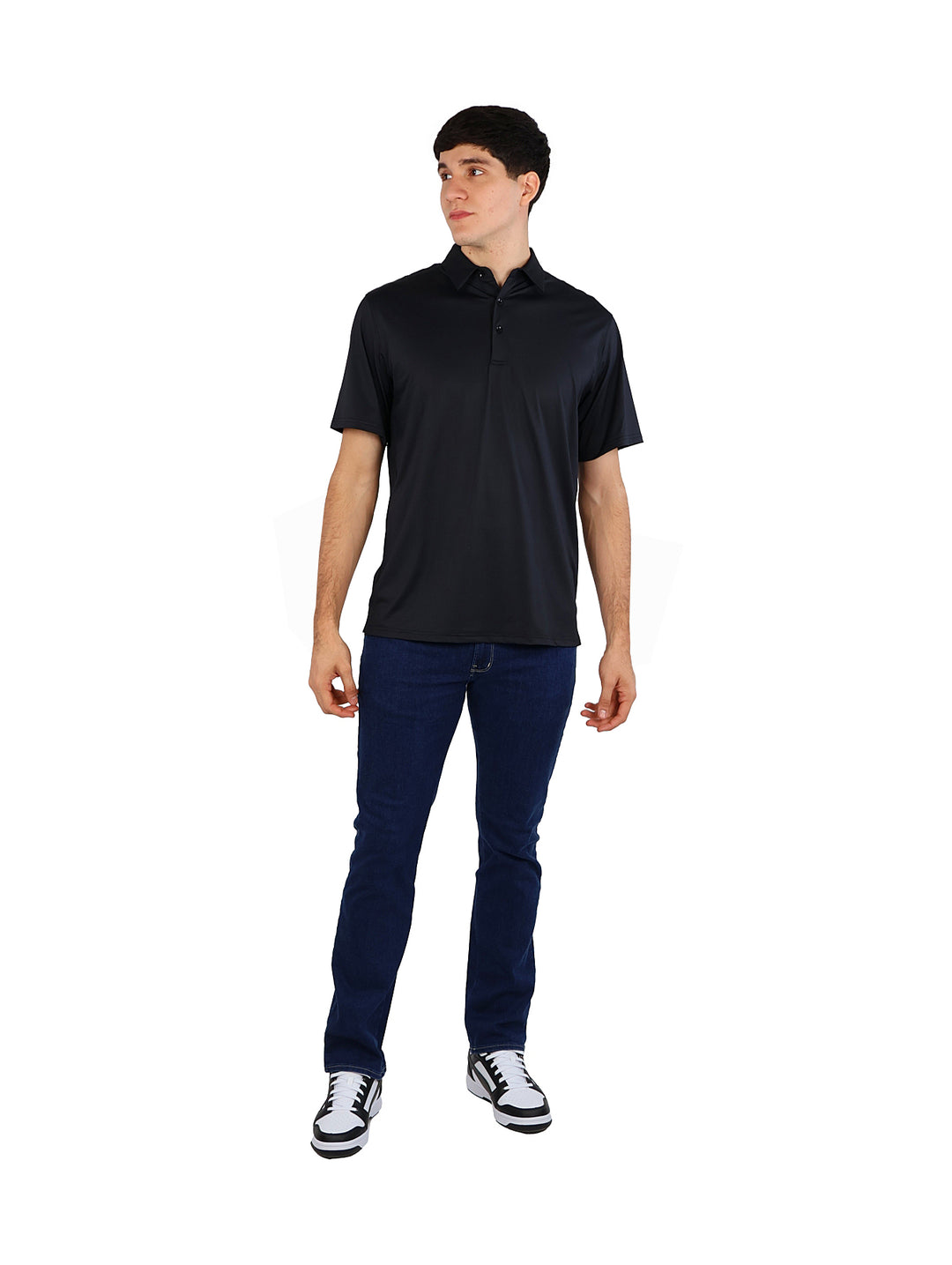 Hombre vistiendo una playera polo de color azul marino con cuello y botones.