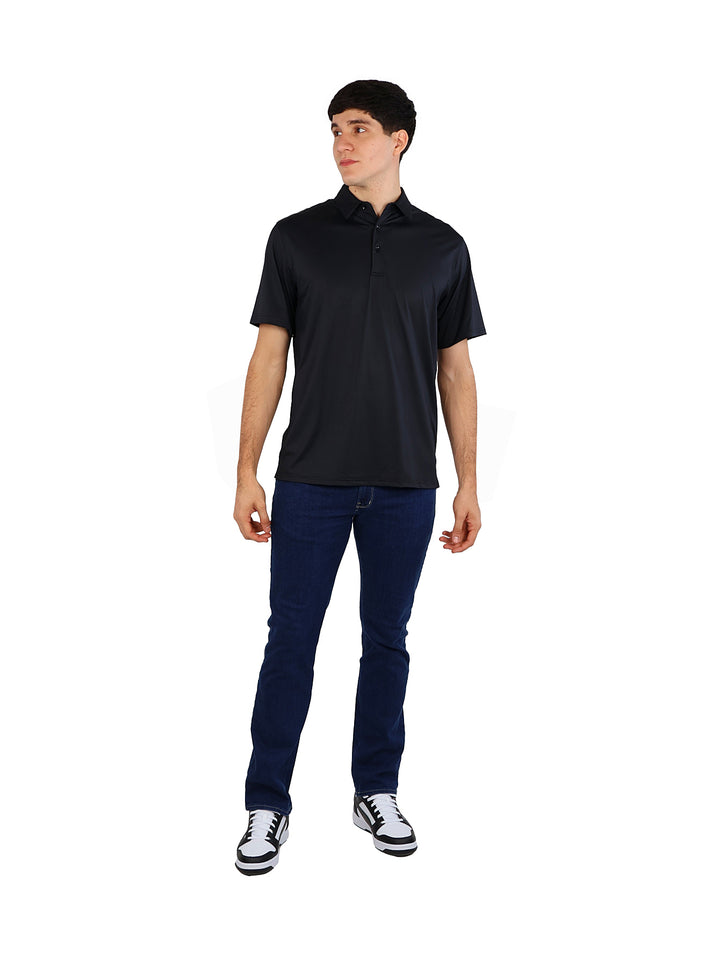 Hombre vistiendo una playera polo de color azul marino con cuello y botones.