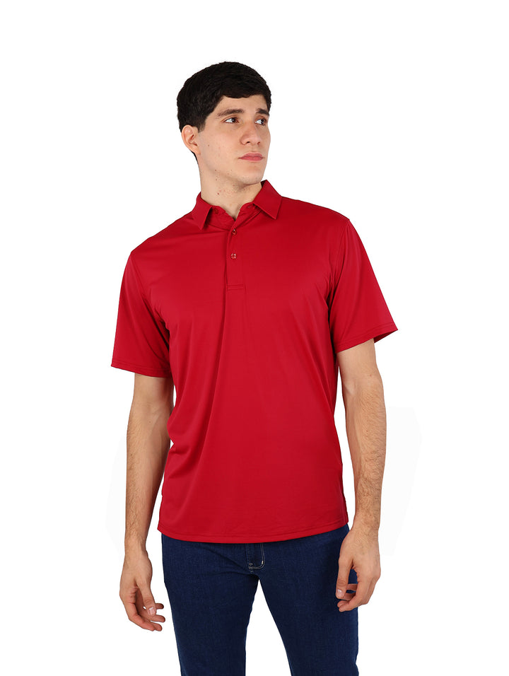 Hombre vistiendo una playera polo de color rojo con cuello y manga corta.