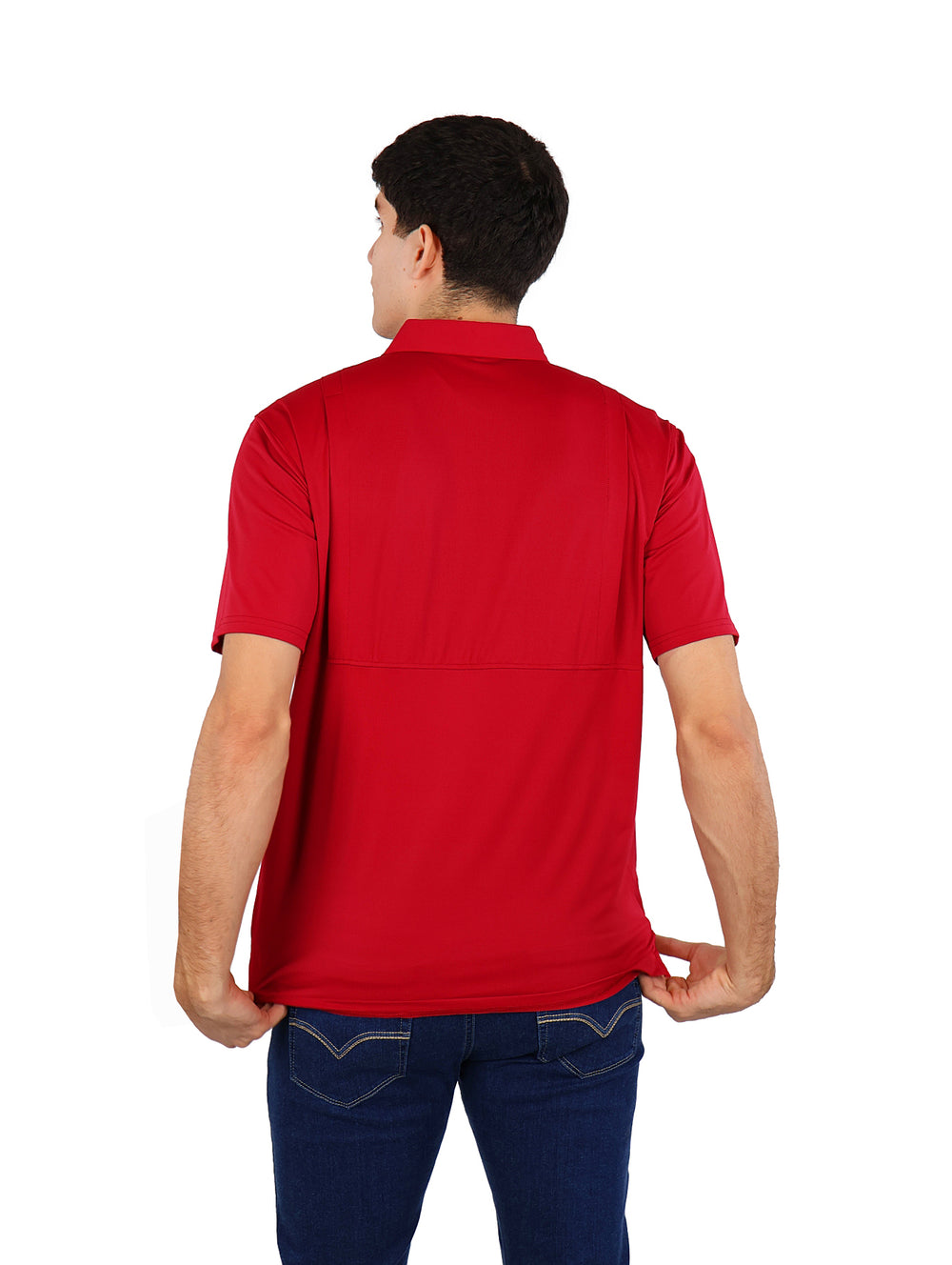 Hombre vistiendo una playera polo de color rojo con cuello y manga corta.