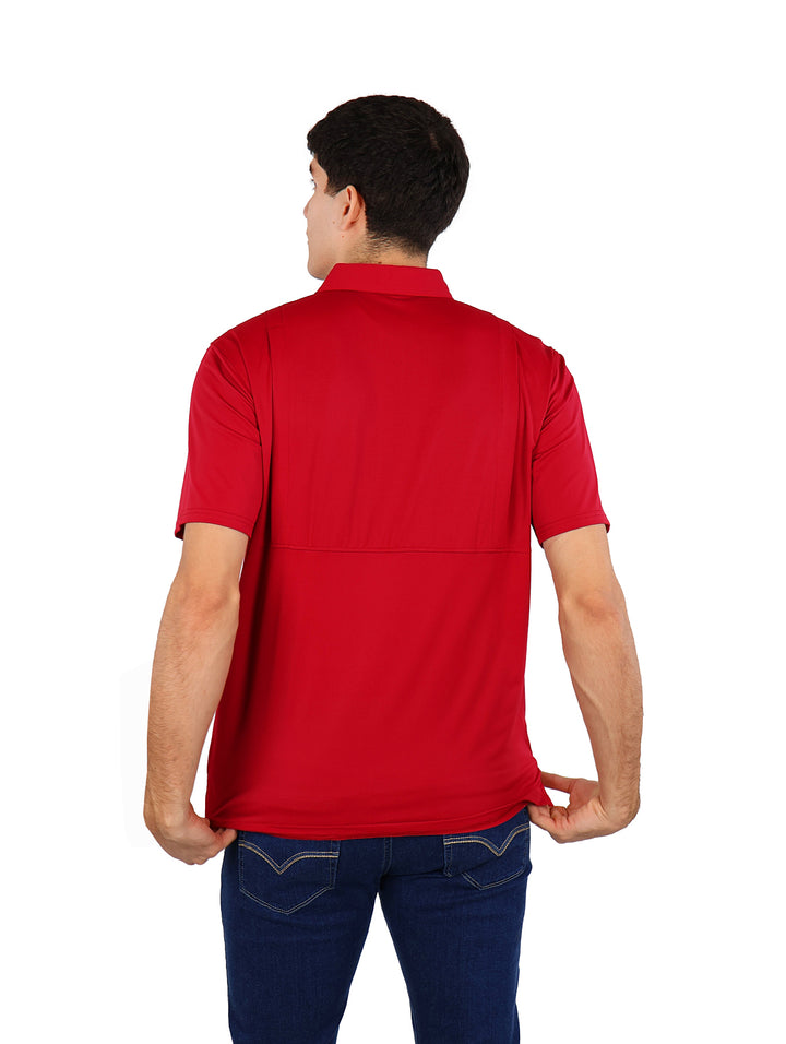 Hombre vistiendo una playera polo de color rojo con cuello y manga corta.