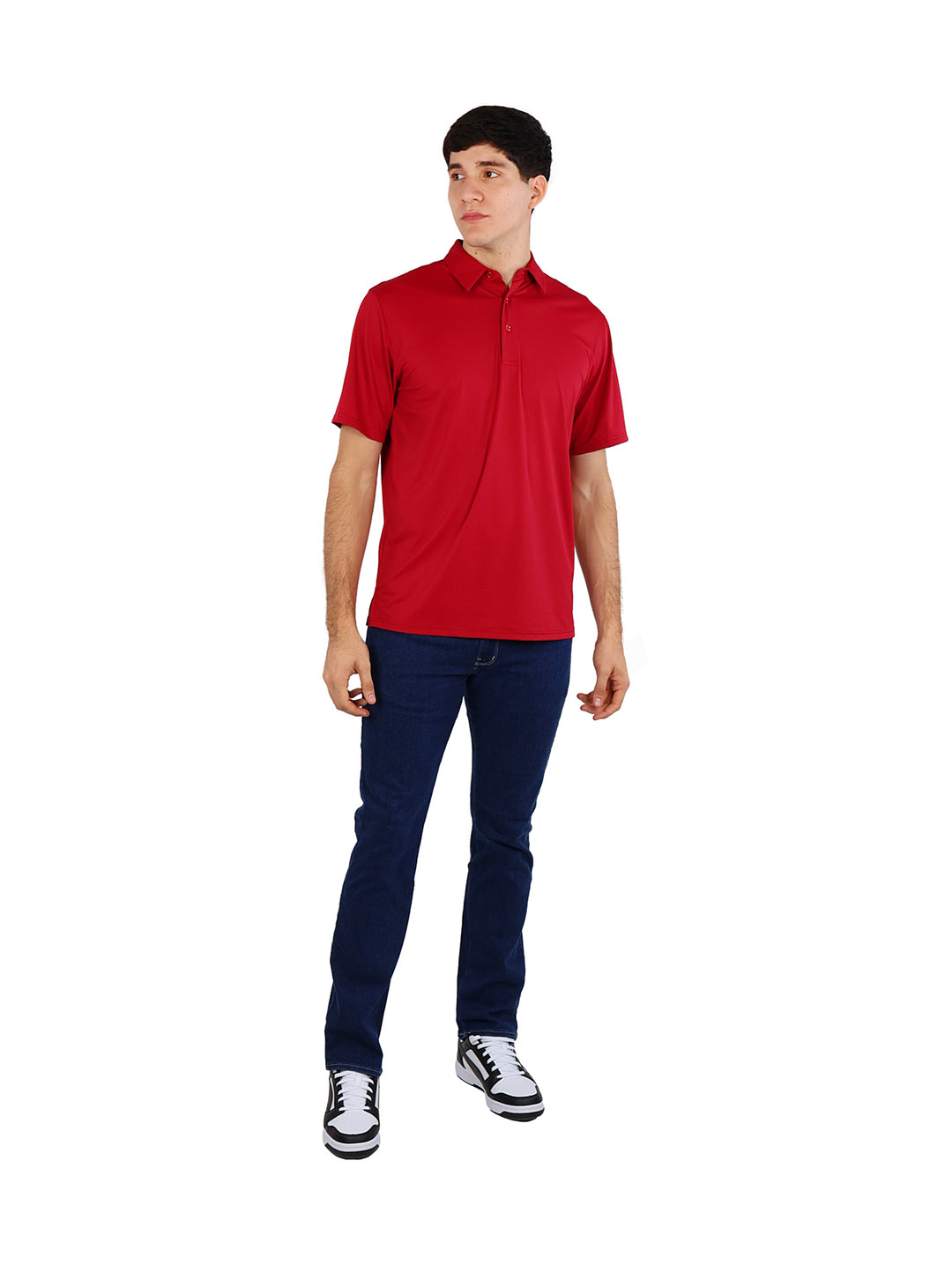 Hombre vistiendo una playera polo de color rojo con cuello y manga corta.