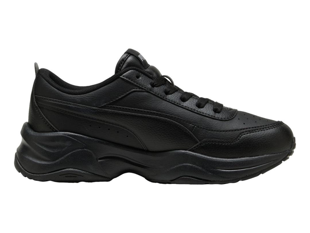 Tenis PUMA color negro con suela gruesa de plataforma, vista lateral.