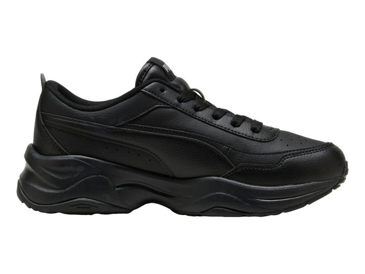 Tenis PUMA color negro con suela gruesa de plataforma, vista lateral.