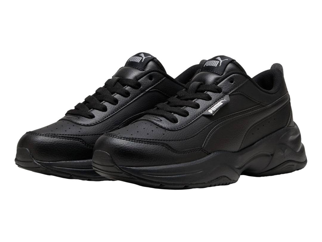 Tenis PUMA color negro con suela gruesa de plataforma, vista lateral.