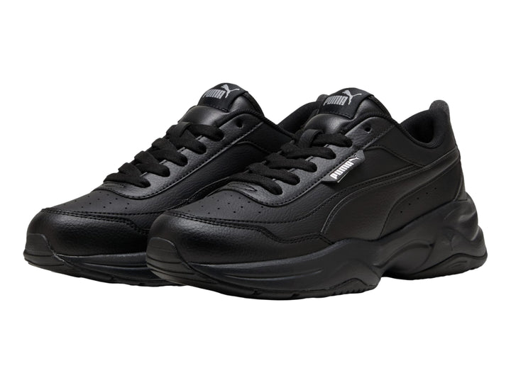 Tenis PUMA color negro con suela gruesa de plataforma, vista lateral.
