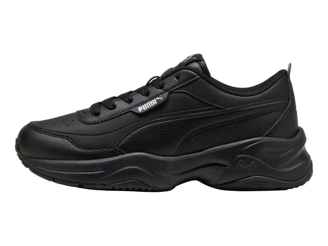 Tenis PUMA color negro con suela gruesa de plataforma, vista lateral.