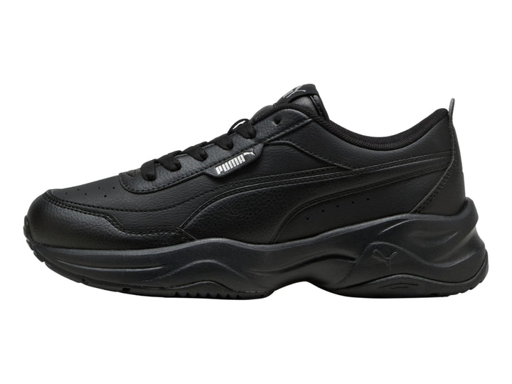 Tenis PUMA color negro con suela gruesa de plataforma, vista lateral.