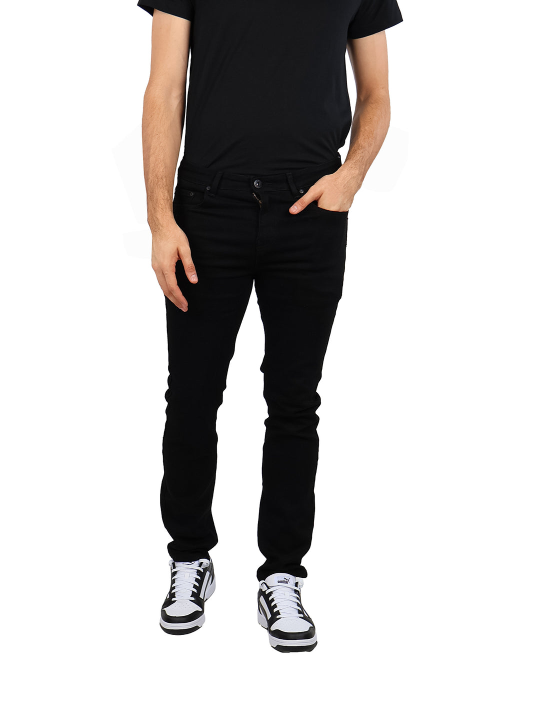 Hombre vistiendo jeans negros de corte ajustado y camiseta negra sobre fondo blanco.