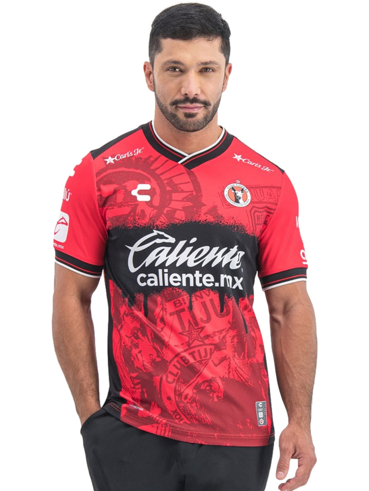 Jersey de fútbol Charly Xolos color rojo con detalles negros y blancos para hombre.