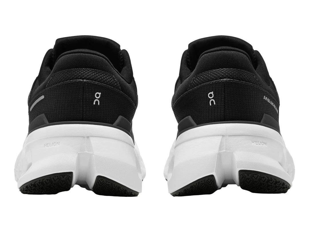 Tenis deportivos ON Cloudrunner 2 en color negro con suela blanca característica de diseño perforado.